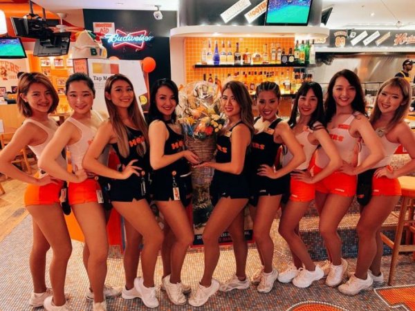 Сексуальные официантки Hooters