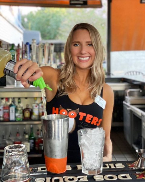 Сексуальные официантки Hooters