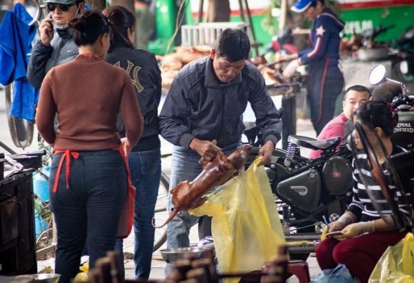 На мясном рынке во Вьетнаме делают шашлык из собак