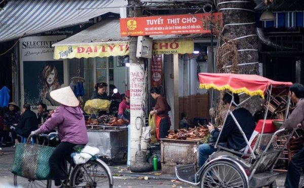 На мясном рынке во Вьетнаме делают шашлык из собак