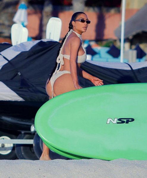 39-летняя американская звезда реалити-шоу, актриса и фотомодель Ким Кардашьян (Kim Kardashian) на пляже в Мексике