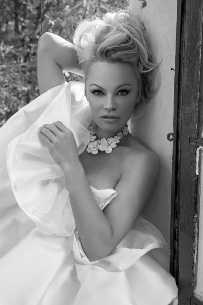 52-летняя американская актриса и фотомодель Памела Андерсон (Pamela Anderson) в журнале Vanity Fair Italia