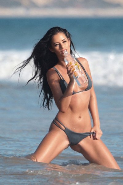 28-летняя новозеландская модель Джейлин Кук (Jaylene Cook) в бикини и топлес