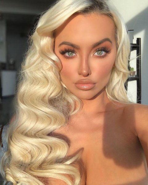 28-летняя американская модель и актриса Линдси Пелас (Lindsey Pelas) на фото в Instagram