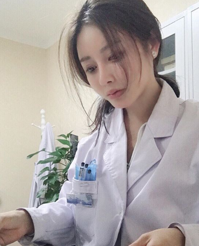 Мисс «Смертоносные бедра» из Китая отправилась на борьбу с коронавирусом