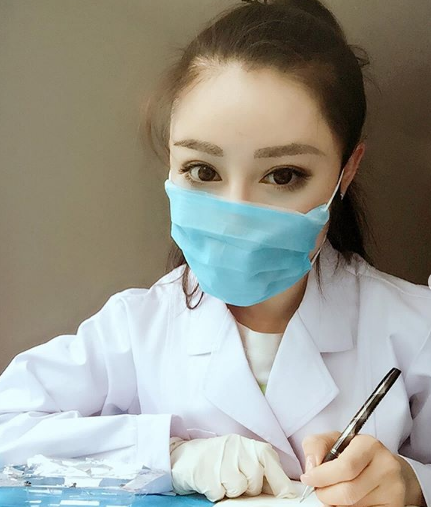 Мисс «Смертоносные бедра» из Китая отправилась на борьбу с коронавирусом