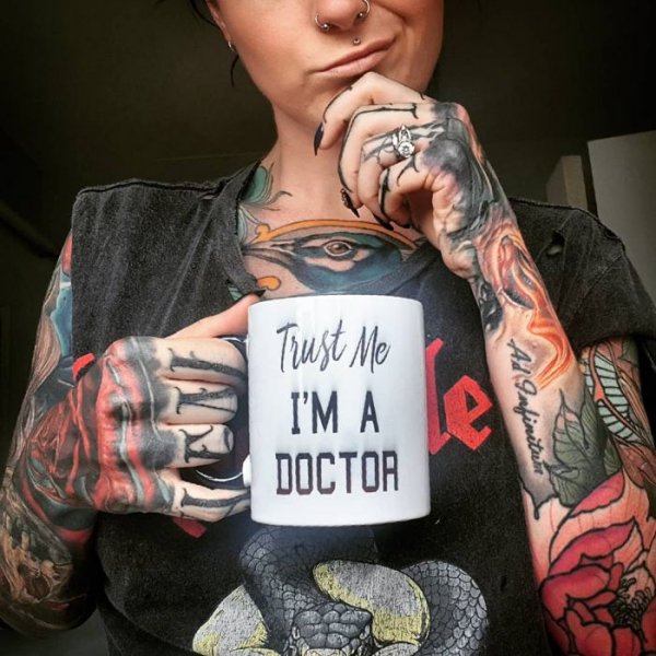 Самая татуированная врач в мире рассказала о своей непростой, но интересной жизни