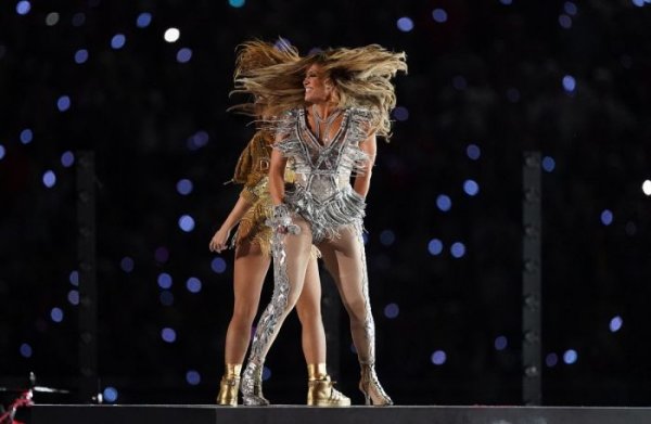 50-летняя американская актриса, певица, танцовщица Дженнифер Лопес (Jennifer Lopez) и 43-летняя колумбийская певица, автор песен Шакира