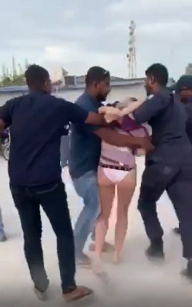 Британку задержали за ношение бикини на Мальдивах