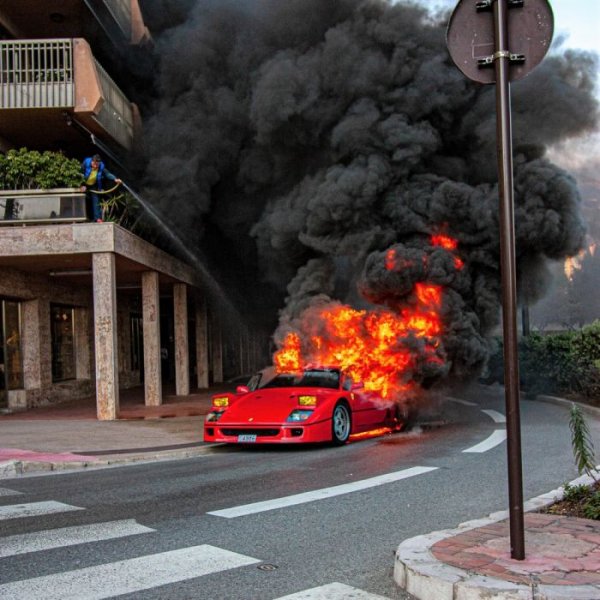 Видели как горит Ferrari ограниченной серии стоимостью £1 млн? Посмотрите!