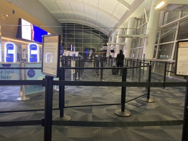 Пользователи делятся фото пустых аэропортов по всему миру из-за эпидемии коронавируса