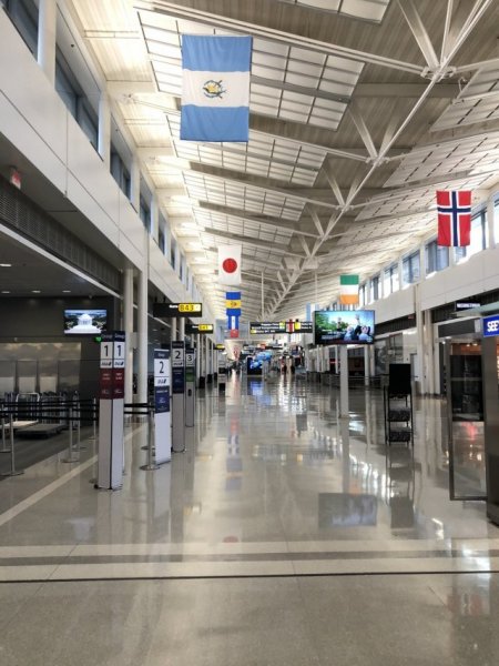Пользователи делятся фото пустых аэропортов по всему миру из-за эпидемии коронавируса