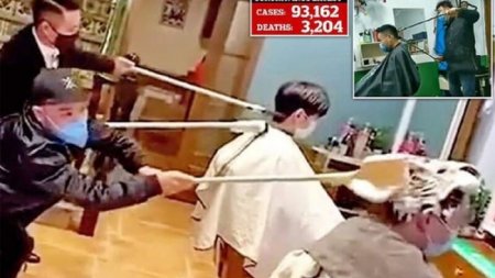 Китайские парикмахеры отгоняют коронавирус 1,5-метровыми расческами