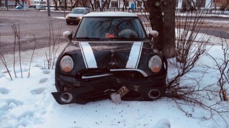 В Тюмени школьницы угнали папин Mini Cooper и разбили его во время погони от ДПС, снимая всё на видео в прямом эфире