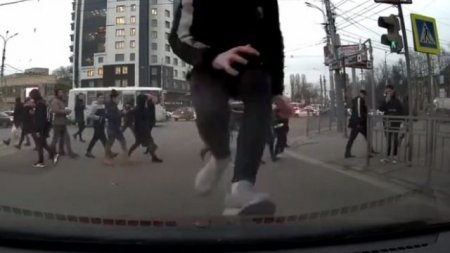 Видео: В Воронеже малолетки начали новый челлендж — они бегают по машинам, стоящим на светофоре