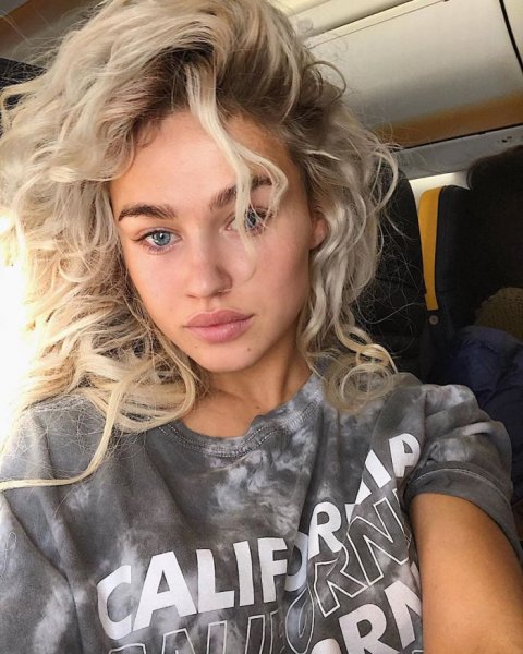 23-летняя британская модель и актриса Рози Мак (Rosie Mac) на фото в Instagram