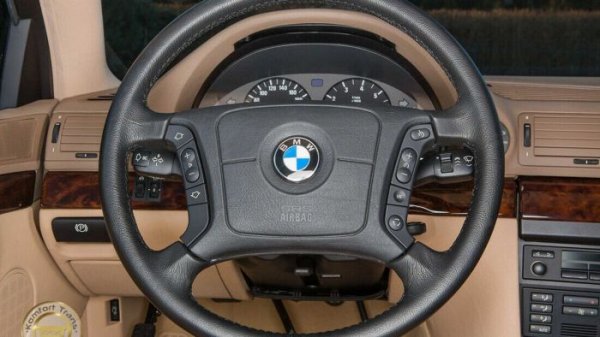 Поляк 20 лет хранил BMW E38 под пластиковым колпаком