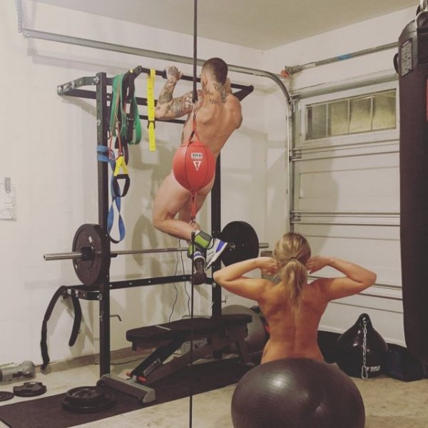 Звезда UFC Пейдж Ванзант на карантине устроила с мужем «голую» тренировку