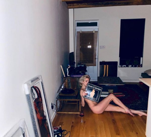 32-летняя французская модель, певица, автор песен и актриса Кэролайн Врилэнд (Caroline Vreeland) на фото в Instagram