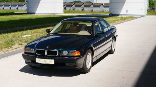 Поляк 20 лет хранил BMW E38 под пластиковым колпаком