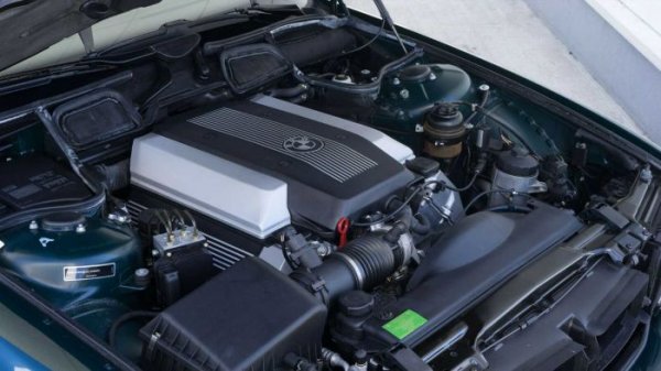 Поляк 20 лет хранил BMW E38 под пластиковым колпаком