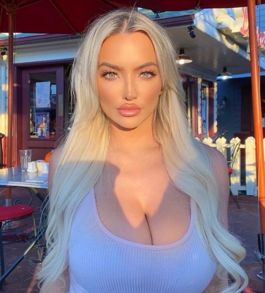 28-летняя американская модель и актриса Линдси Пелас (Lindsey Pelas) на снимках в Instagram