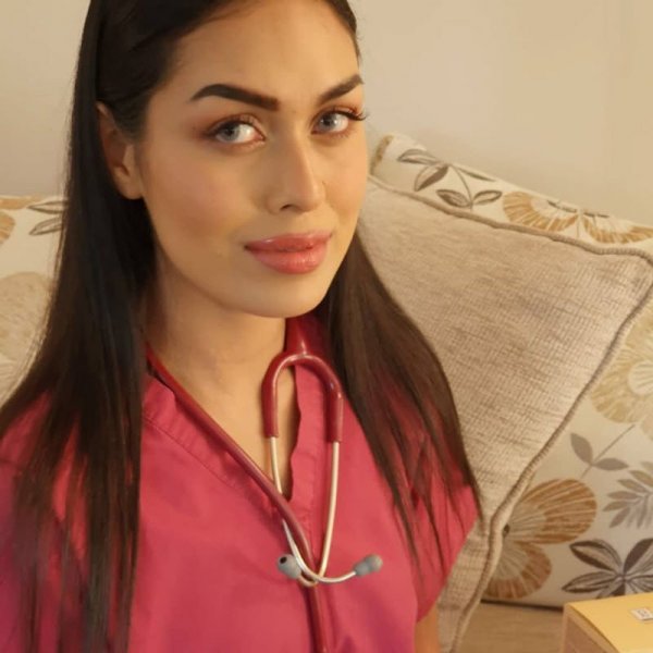 "Miss England 2019" вернулась в страну, чтобы помогать коллегам-медикам