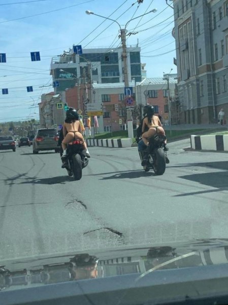 Мотоциклисты в Чебоксарах прокатили по улицам девушек в нижнем белье