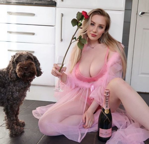 24-летняя британская гламурная модель Бет Лили (Beth Lily) на фото в Instagram