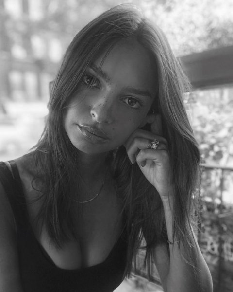 28-летняя американская модель и актриса Эмили Ратаковски (Emily Ratajkowski) на фото в Instagram