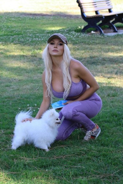 25-летняя американская актриса и модель Кортни Стодден (Courtney Stodden) на прогулке с собачкой