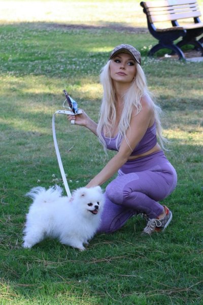 25-летняя американская актриса и модель Кортни Стодден (Courtney Stodden) на прогулке с собачкой