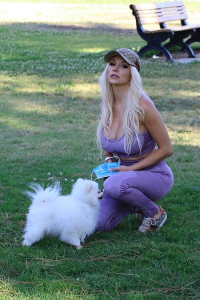 25-летняя американская актриса и модель Кортни Стодден (Courtney Stodden) на прогулке с собачкой