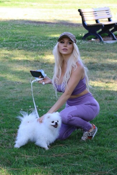 25-летняя американская актриса и модель Кортни Стодден (Courtney Stodden) на прогулке с собачкой