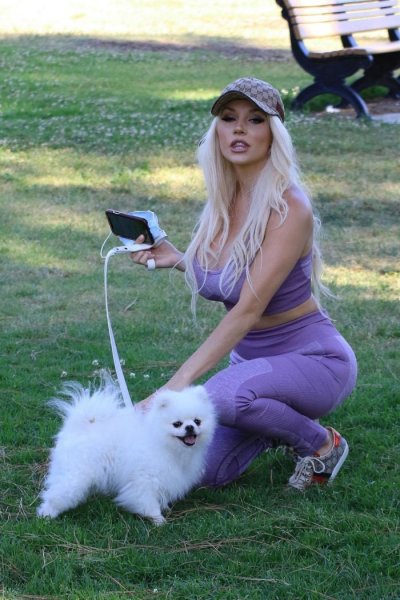 25-летняя американская актриса и модель Кортни Стодден (Courtney Stodden) на прогулке с собачкой