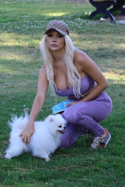 25-летняя американская актриса и модель Кортни Стодден (Courtney Stodden) на прогулке с собачкой