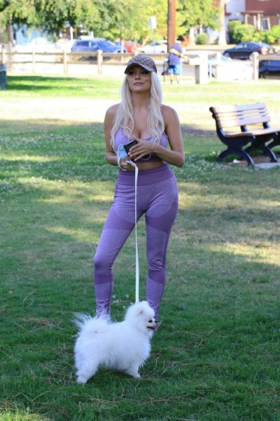 25-летняя американская актриса и модель Кортни Стодден (Courtney Stodden) на прогулке с собачкой