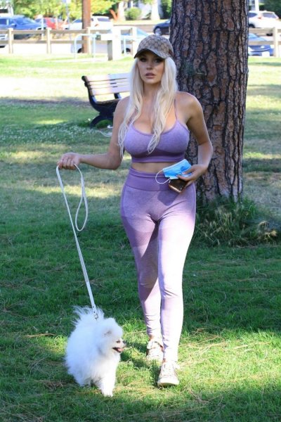 25-летняя американская актриса и модель Кортни Стодден (Courtney Stodden) на прогулке с собачкой