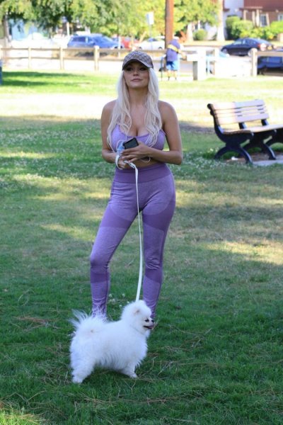 25-летняя американская актриса и модель Кортни Стодден (Courtney Stodden) на прогулке с собачкой