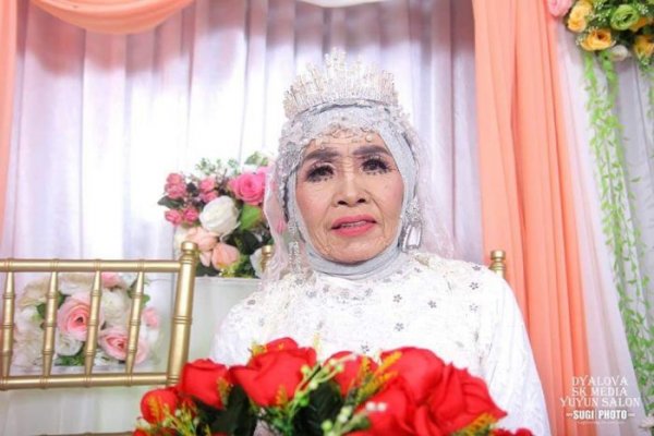 65-летняя бабушка вышла замуж за 24-летнего парня, которого ранее усыновила