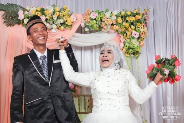 65-летняя бабушка вышла замуж за 24-летнего парня, которого ранее усыновила