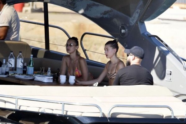 23-летняя американская модель, дочь Стивена Болдуина, жена Джастина Бибера, Хейли Бибер (Hailey Bieber) с друзьями на яхте