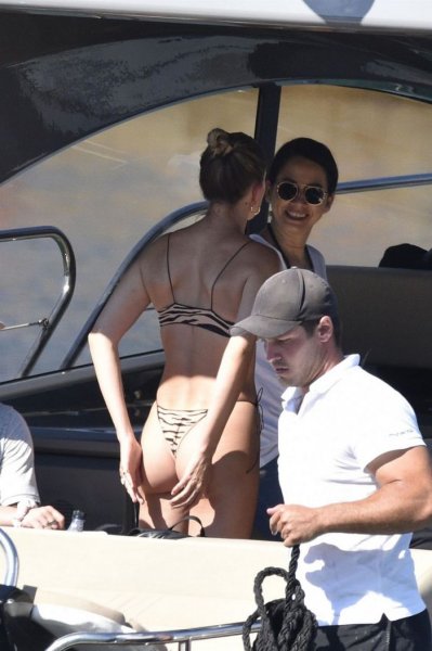 23-летняя американская модель, дочь Стивена Болдуина, жена Джастина Бибера, Хейли Бибер (Hailey Bieber) с друзьями на яхте