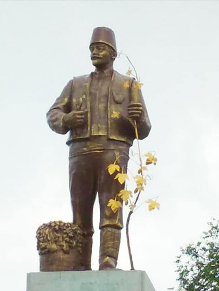 В Одесской области памятник Ленина преобразовали в болгарского винодела