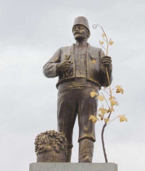 В Одесской области памятник Ленина преобразовали в болгарского винодела