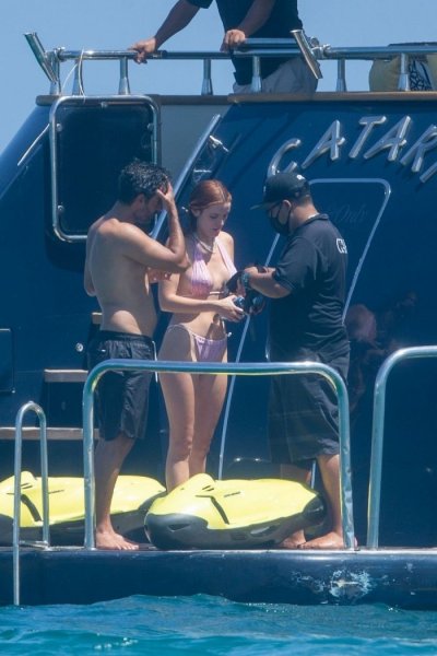 22-летняя американская актриса, певица и модель Белла Торн (Bella Thorne) на яхте с друзьями