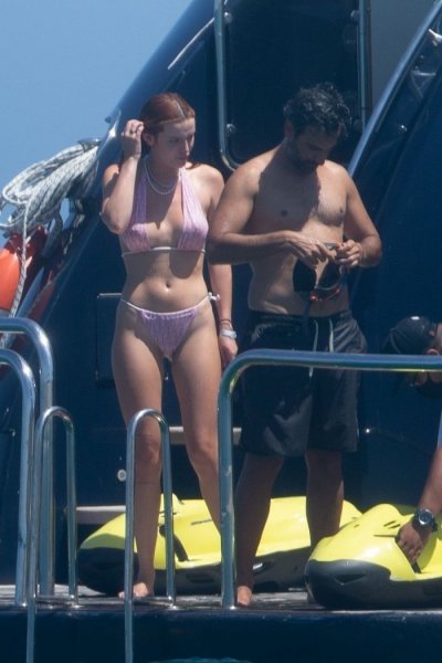22-летняя американская актриса, певица и модель Белла Торн (Bella Thorne) на яхте с друзьями