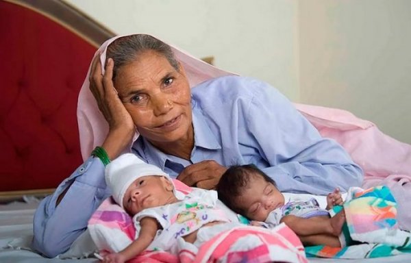 Самые возрастные мамы в мире