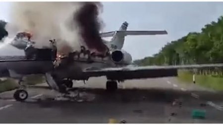 Сбитый мексиканскими военными самолет с наркотиками приземлился на шоссе