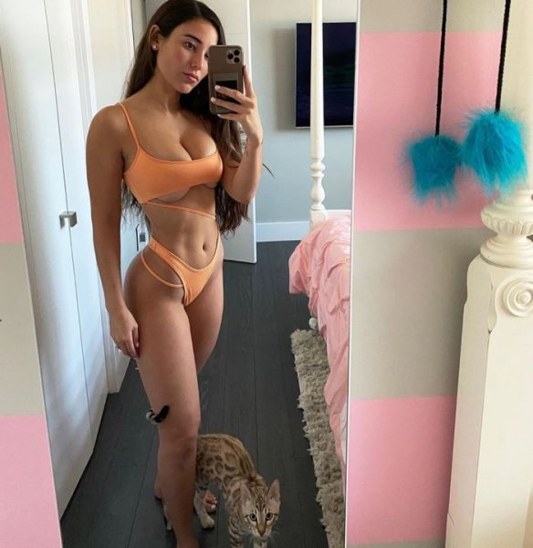 25-летняя американская модель Энджи Варона (Angie Varona) на фото из Instagram